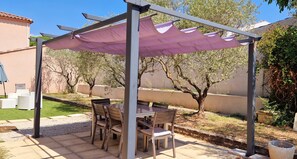 Outdoor dining - Cottage with private garden in wooded property with swimming pool (Pertuis)