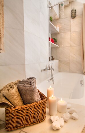 Combined shower/tub, hair dryer, towels, soap