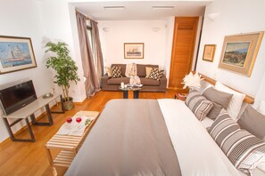 3 Schlafzimmer, Schreibtisch, Bügeleisen/Bügelbrett, Reisekinderbett