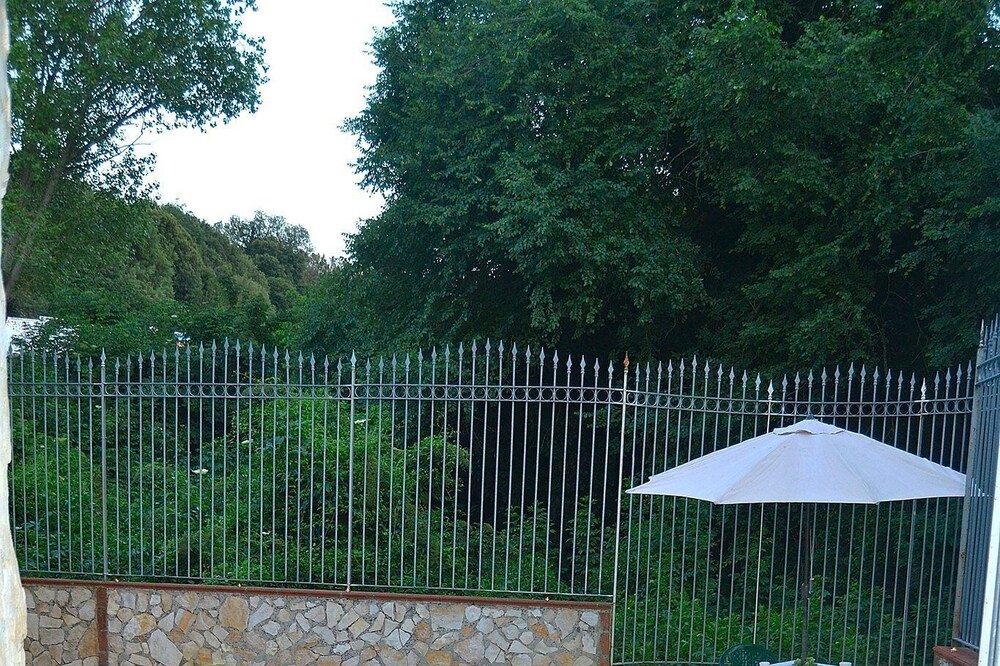 the gardens of capodimonte with swimming pool and wi-fi