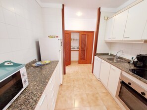 Frigorífico, microondas, horno y placa de cocina