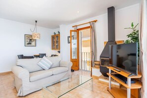 Smart TV, books - VORAMAR 85 1º IZQ 2 bedroom, 2 bathroom apartment, Sea views, WIFI, air con (Port de Pollença)
