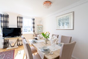 Dining - 51/18 Caledonian Crescent (Edinburgh)