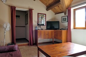 TV, DVD-spiller, bøker og musikkbibliotek