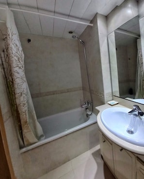 Combined shower/bathtub, hair dryer, towels, soap