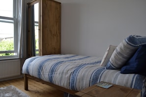 3 habitaciones, tabla de planchar con plancha y cuna de viaje