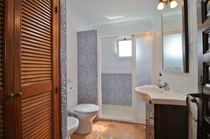 Ducha, secador de pelo y toallas