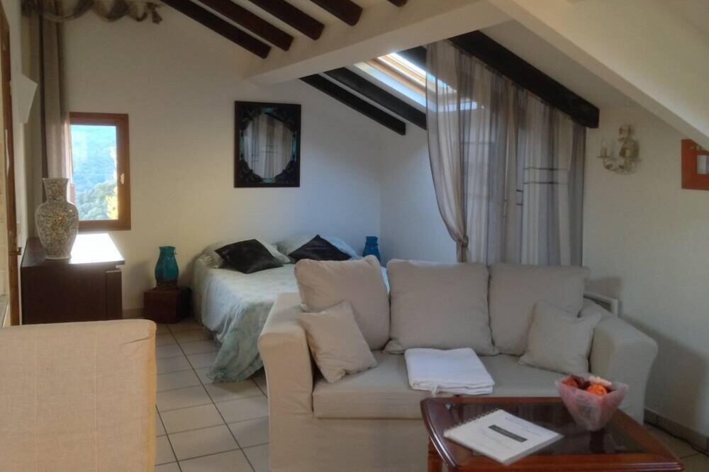 Large studio a small love nest. furnished accommodation 3 ***
