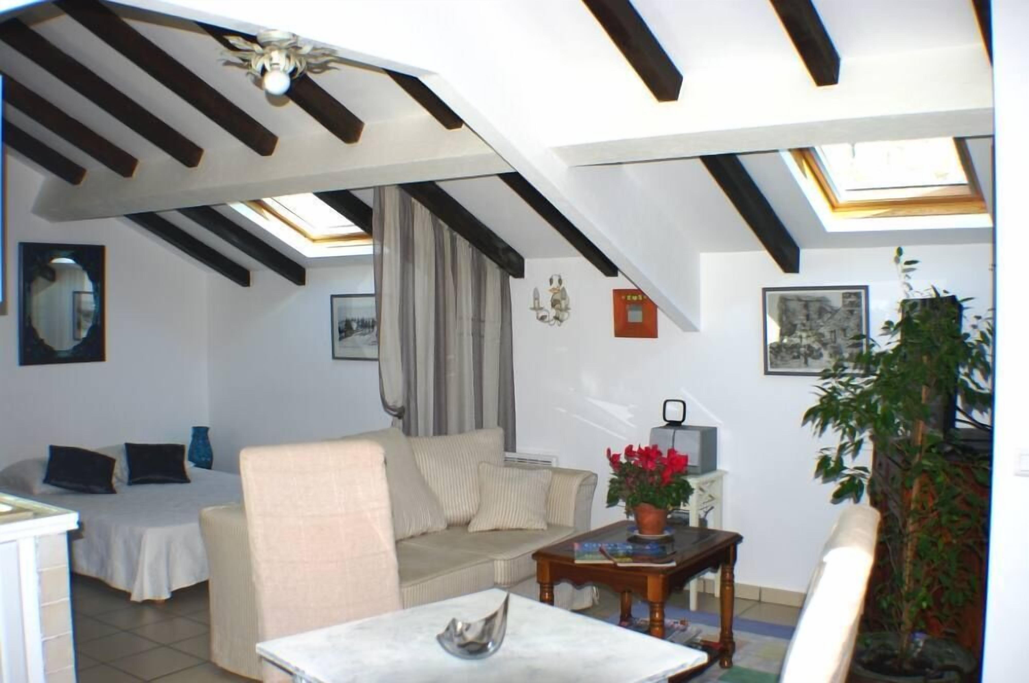 Large studio a small love nest. furnished accommodation 3 ***