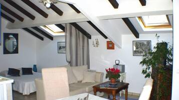 TV, DVD player, books, stereo