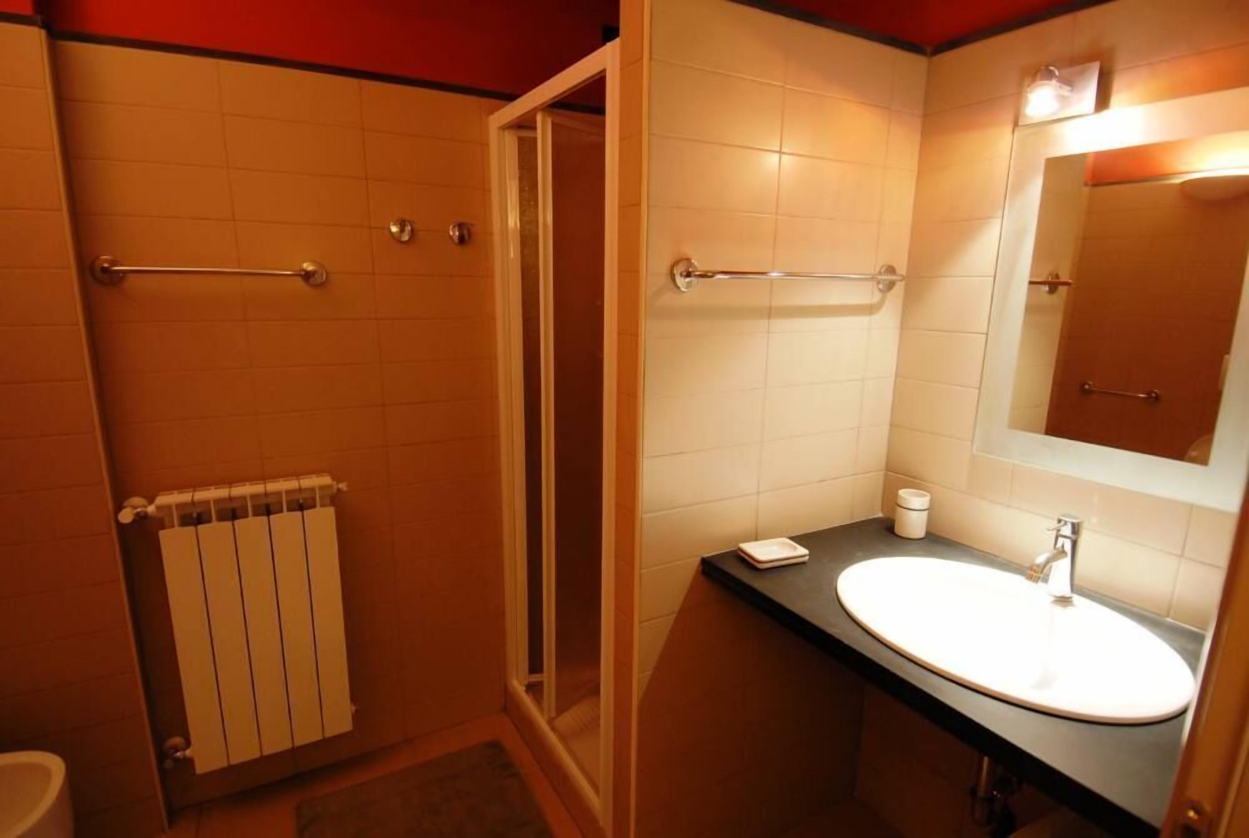 Dusche, Haartrockner, Handtücher, Toilettenpapier