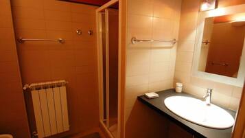 Dusche, Haartrockner, Handtücher, Toilettenpapier