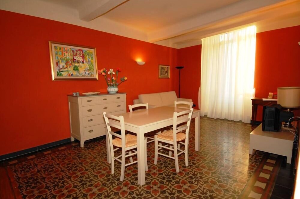 CENTRALMENTE tranquila y típica residencia -150 mt. del mar