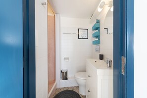 Shower, hair dryer, towels, shampoo