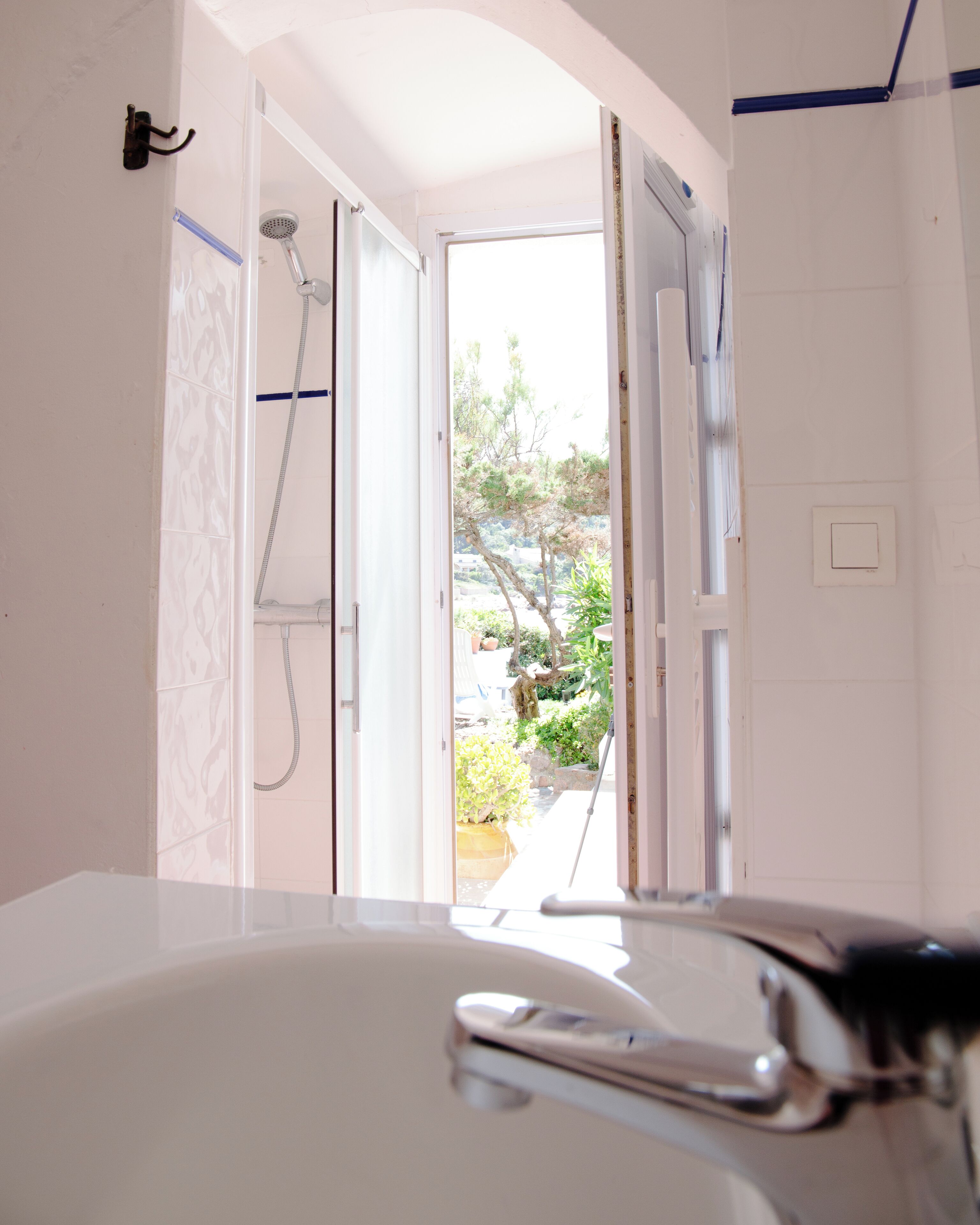Une salle de bain avec une douche, des toilettes et un lavabo.