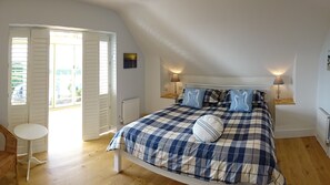 4 slaapkamers, een bureau, een strijkplank/strijkijzer, reisbedje