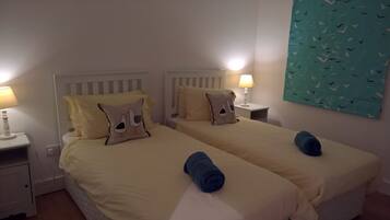 4 habitaciones, escritorio y tabla de planchar con plancha