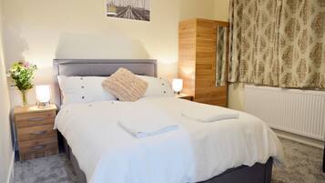 3 bedrooms, iron/ironing board, internet, bed sheets