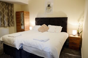 3 bedrooms, iron/ironing board, internet, bed sheets - 3 bedroom London House (Dagenham)