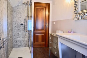 シャワー付き浴槽、ヘアドライヤー、ビデ、タオル