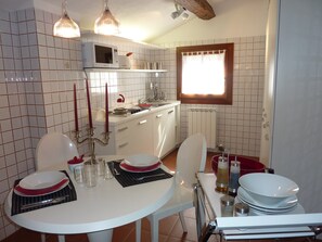 冷 蔵庫、電子レンジ、コンロ、食器洗い機