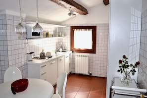 Kühlschrank, Mikrowelle, Herdplatte, Geschirrspüler