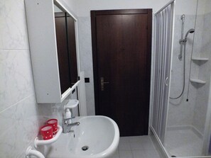 Shower, hair dryer, towels, soap - Valdisotto: Apartment/ flat - Bormio - Oga in a very nice position (Valdisotto)