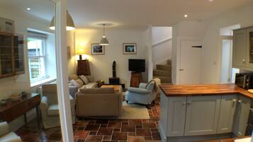 Una Smart TV, una chimenea, videojuegos, un reproductor de DVD