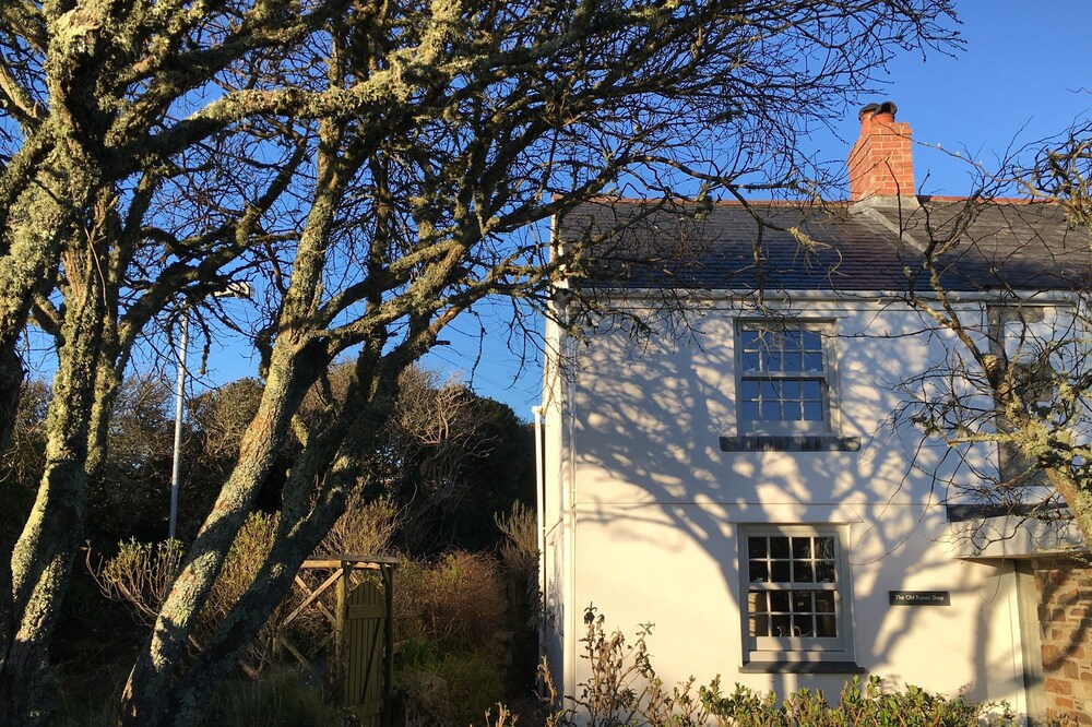 Stylish, contemporary cottage for two close to the sea, beaches and village pub