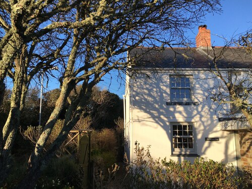Stilvolles, zeitgemäßes Ferienhaus für zwei nahe dem Meer, den Stränden und der Dorfkneipe