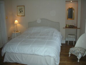 4 bedrooms, desk, iron/ironing board, free WiFi