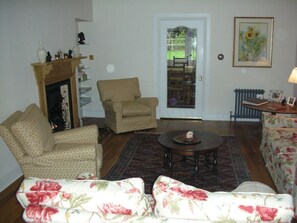 Smart TV, fireplace, books, stereo