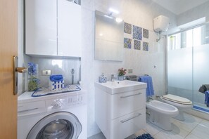 Ducha, secador de pelo, bidet, toallas