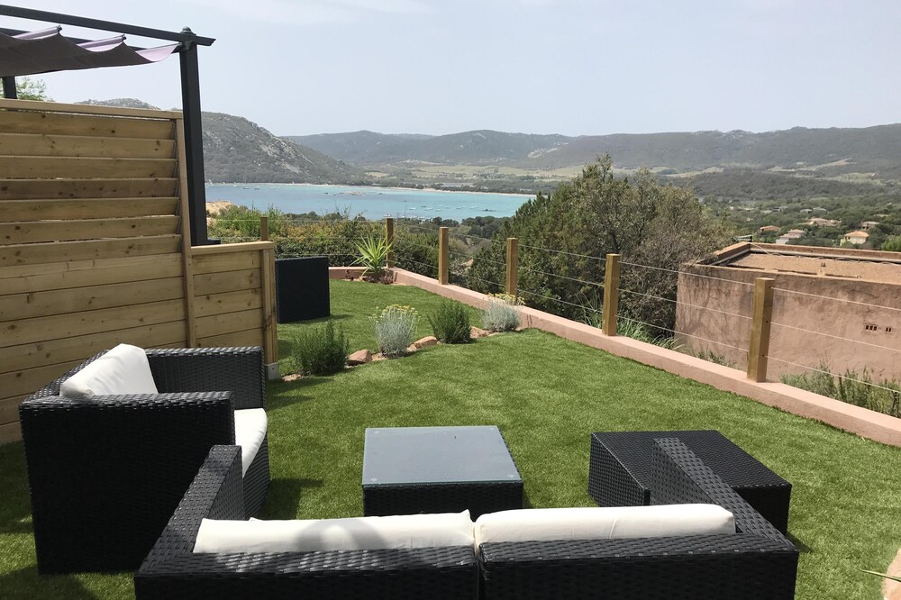 villa sea view, 10 minutes walk from the beach, private parking