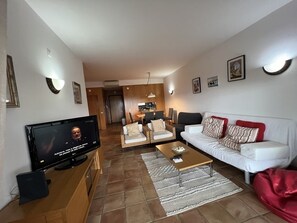 TV - Apartment/ flat - Lagos (Lagos)