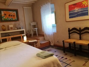 2 chambres, fer et planche à repasser, Wi-Fi gratuit, draps fournis