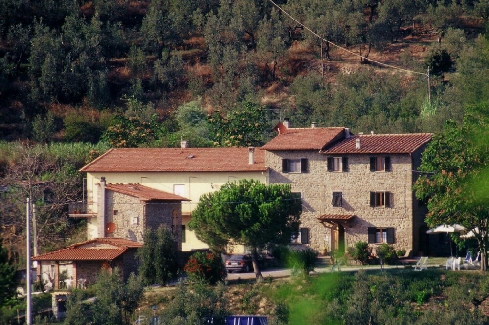 7 bedroom house, rural setting, private pool, free wifi, great for touring/relax