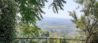 7 bedroom house, rural setting, private pool, free wifi, great for touring/relax