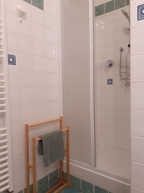 Een haardroger, een bidet, handdoeken