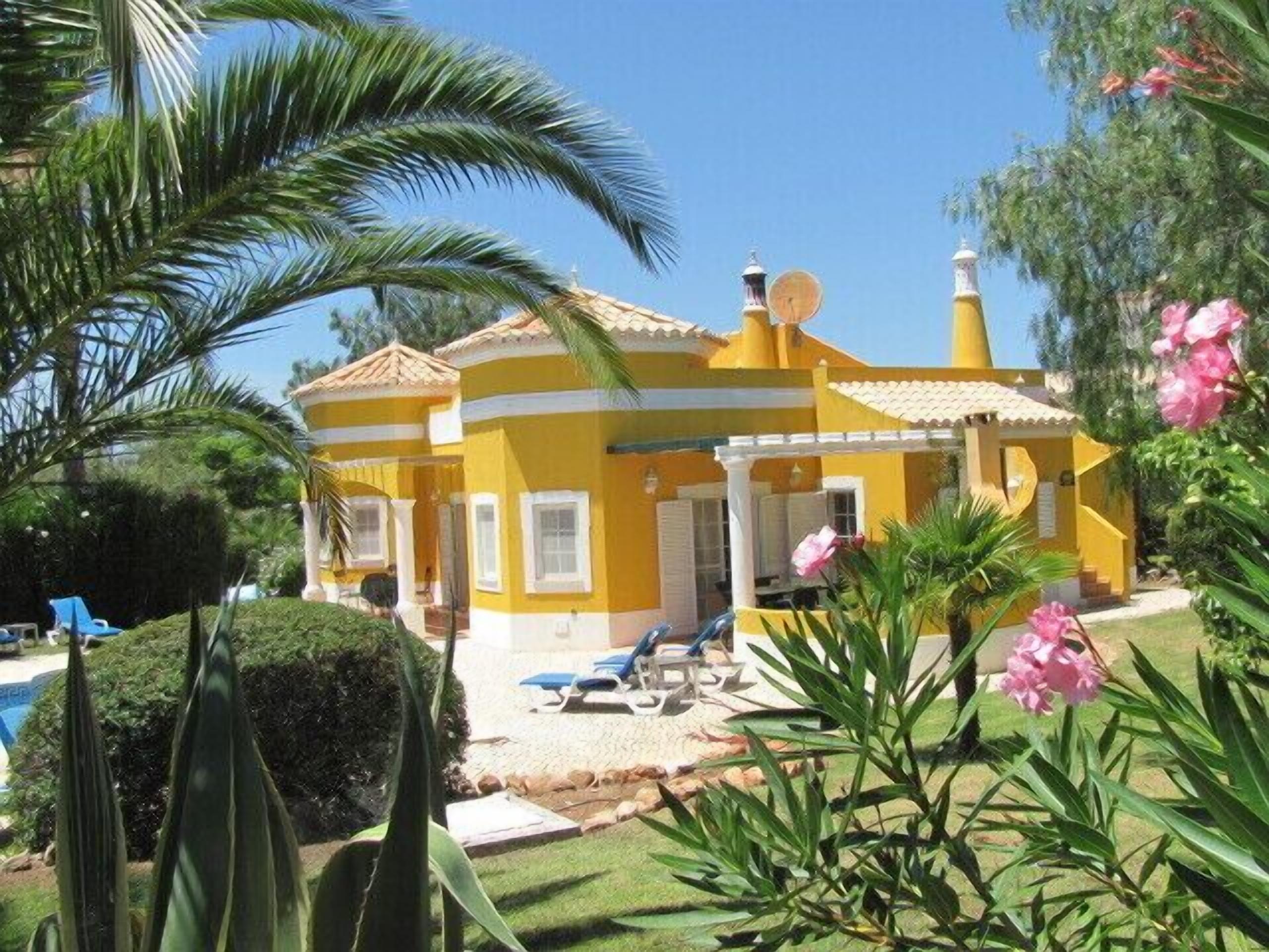 cosy little "castle", mature gardens offer full privacy