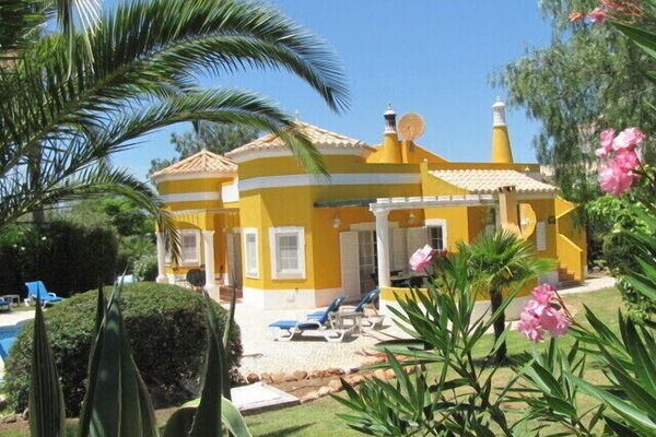 cosy little "castle", mature gardens offer full privacy