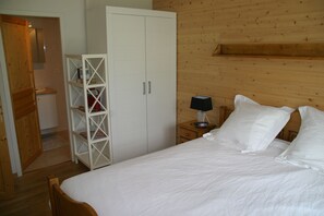 2 sovrum, skrivbord, strykjärn/strykbräda och resesäng