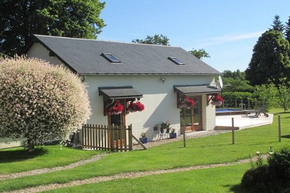 Exterior - Delightful gite in La Graffeuille with exclusive use of swimming pool & hot tub (Montgibaud)