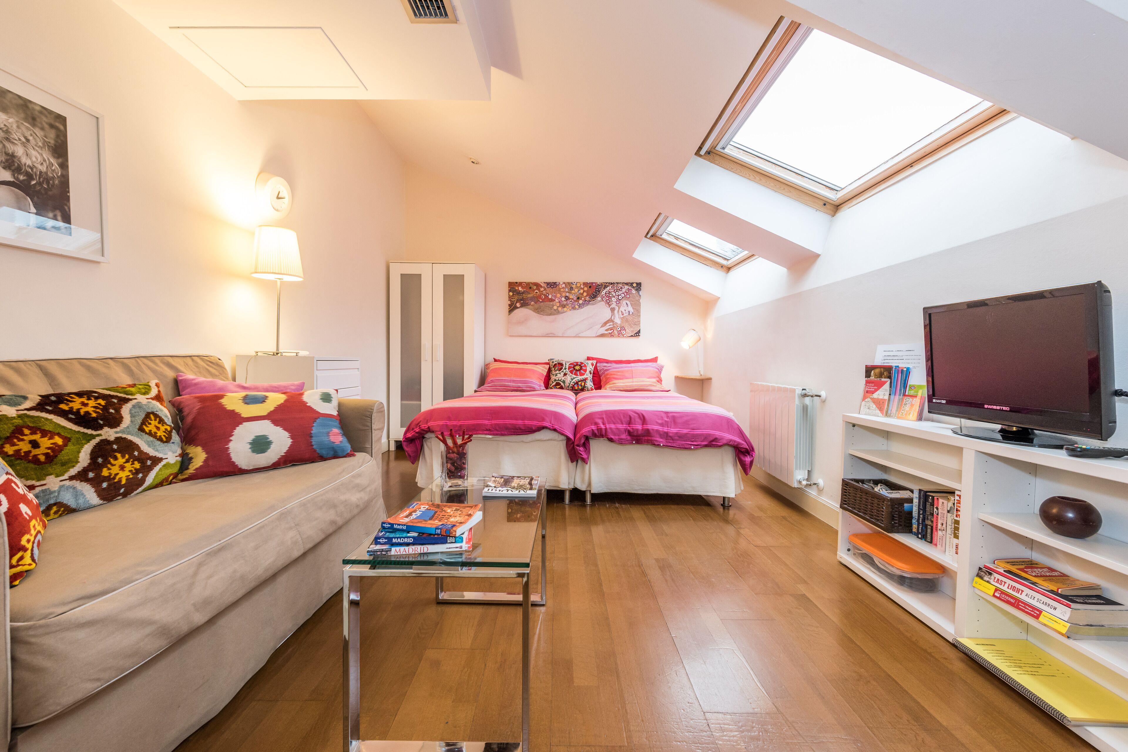 Jul/Aug Offer! PRINCE SANTA  ANA, Best Tapas Area! Wifi! Lift! A/C, sleep 4