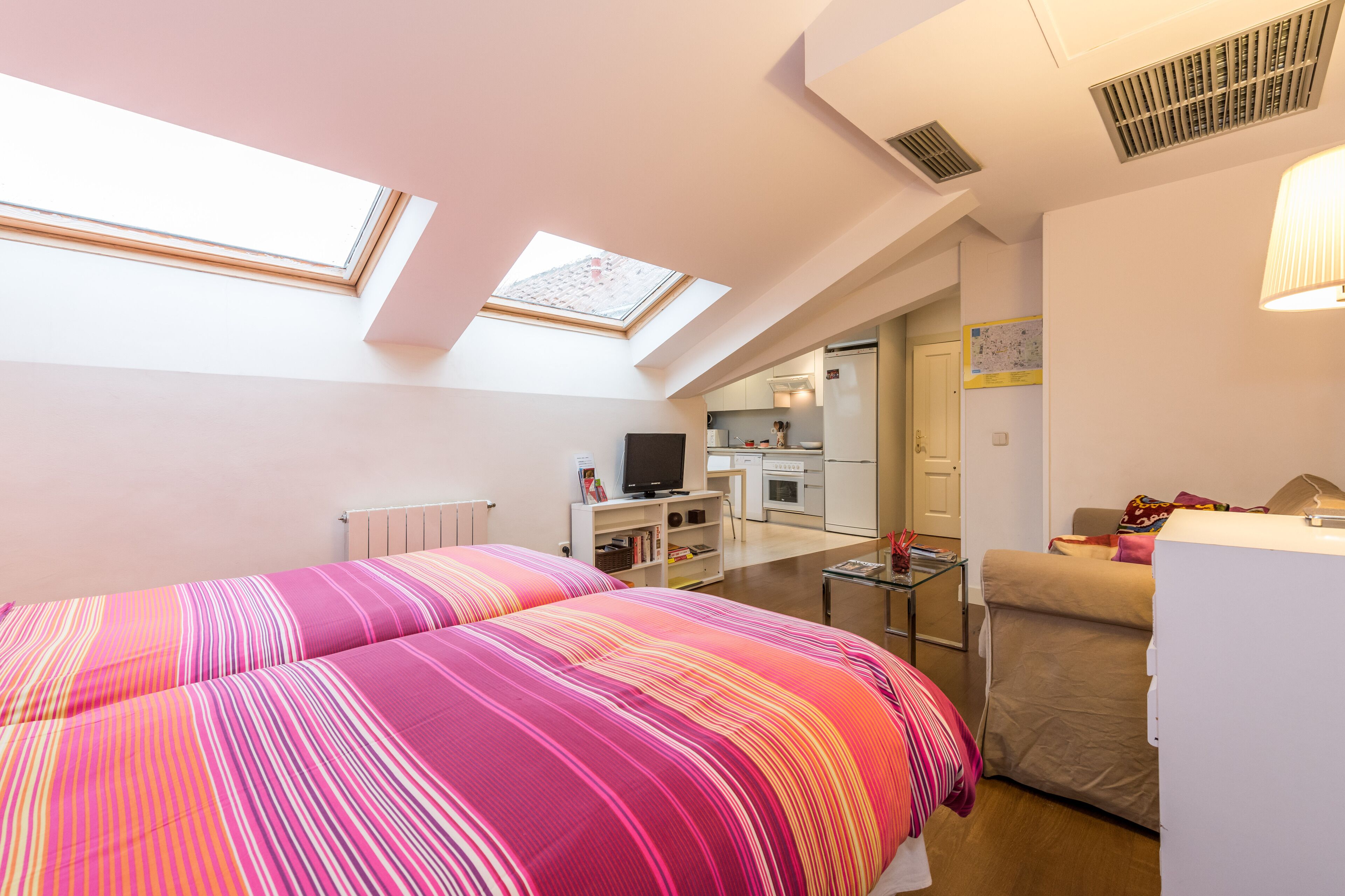 Jul/Aug Offer! PRINCE SANTA  ANA, Best Tapas Area! Wifi! Lift! A/C, sleep 4