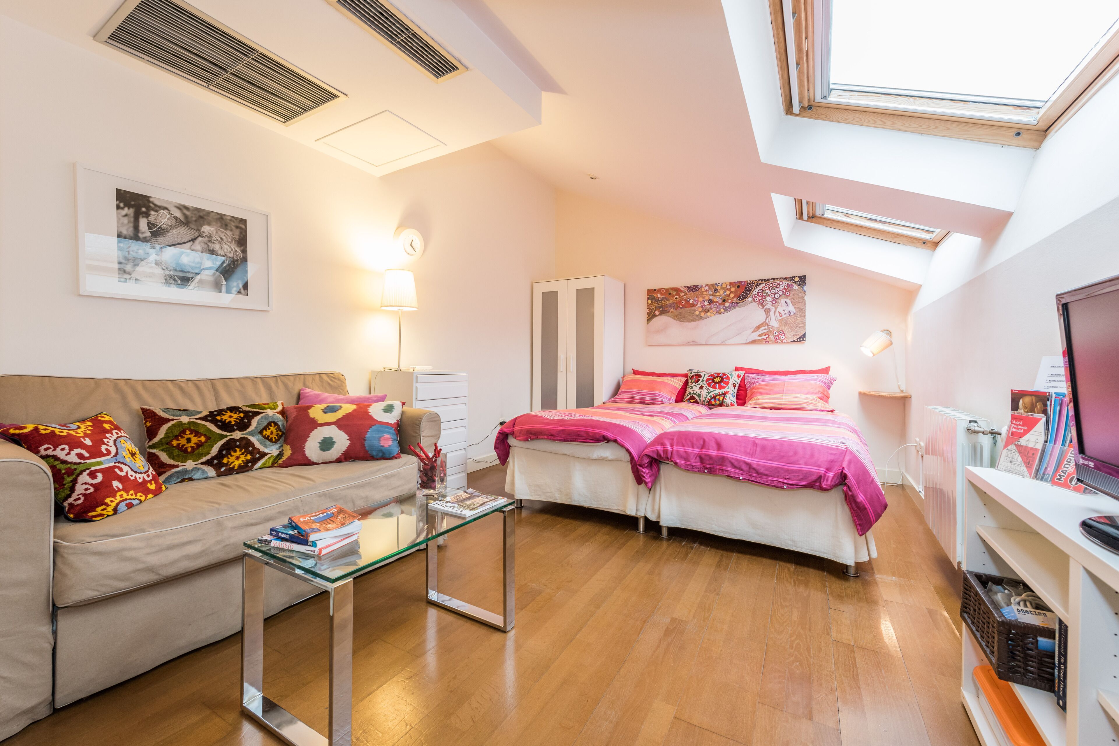 Jul/Aug Offer! PRINCE SANTA  ANA, Best Tapas Area! Wifi! Lift! A/C, sleep 4