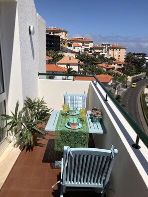 Outdoor dining - Large penthouse 160m2, quiet with sea view, in the tourist area Funchal (Funchal)