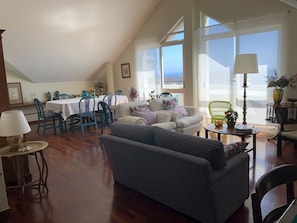 TV, DVD player, books, music library - Large penthouse 160m2, quiet with sea view, in the tourist area Funchal (Funchal)