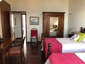 2 bedrooms, iron/ironing board, free WiFi, bed sheets - Large penthouse 160m2, quiet with sea view, in the tourist area Funchal (Funchal)
