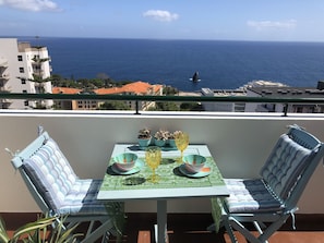Outdoor dining - Large penthouse 160m2, quiet with sea view, in the tourist area Funchal (Funchal)